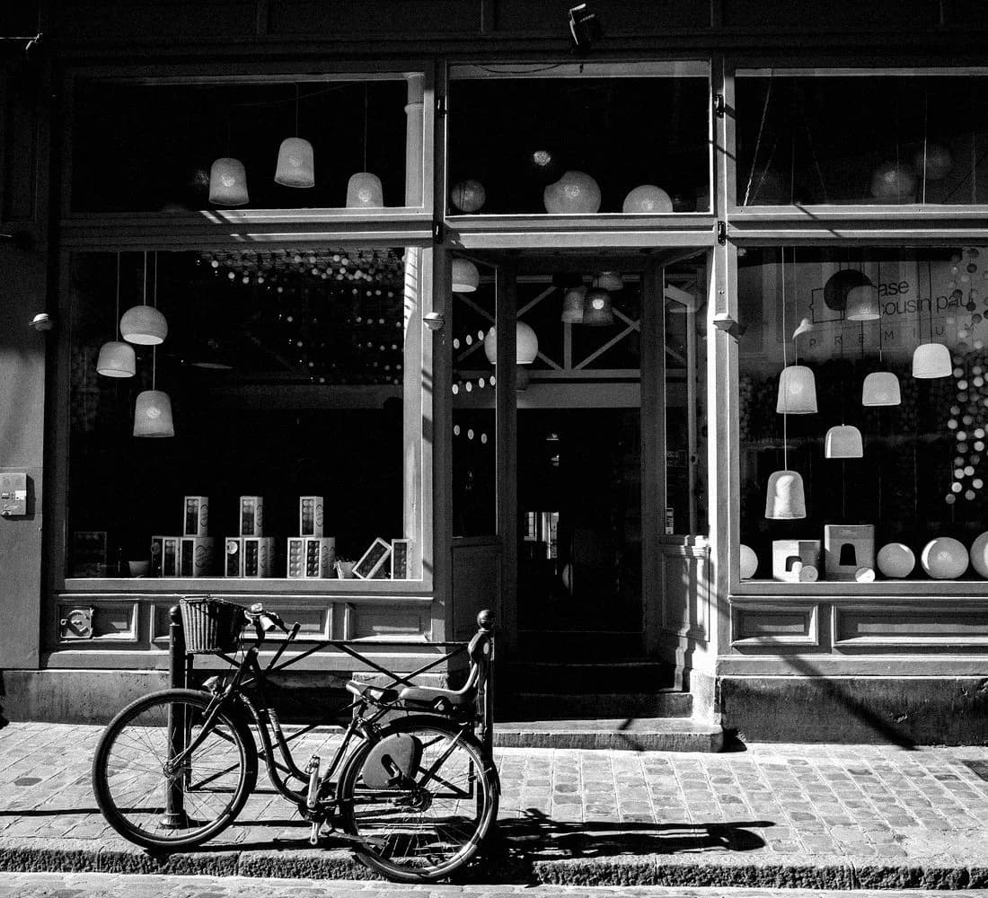 Escaparate de una tienda de lámparas con una bicicleta aparcada delante